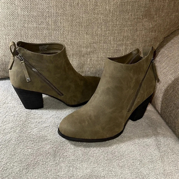 NWOT TORRID Side Zip Heel Bootie Shoes Size WOMEN 10.5WW OLIVE GREEN IN COLOR - Picture 2 of 9